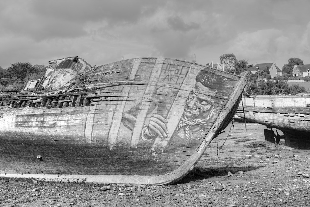 HDR Cimetiere a bateaux B&W scheepskerkhof scheepswrakken scheepswrak urbex quelmer rance bretagne frankrijk kerkhof schip schepen boot boten graffiti strand zwart wit foto